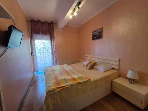 Namještena spavaća soba sa bračnim krevetom, noćnim stočićima i TV-om. - image 6