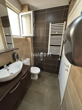 Kupatilo sa umivaonikom, WC šoljom i radijatorom. - image 8
