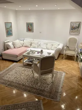 Dnevna soba sa garniturom, stočićem i parketom na podu. - image 2