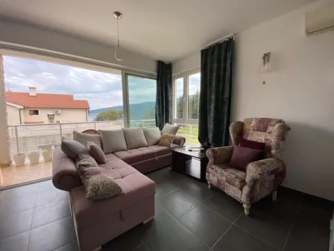 Izdavanje, trosoban stan, 100m2, Baošići, Herceg Novi