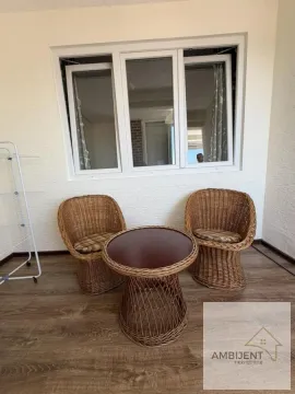 Natkrivena terasa sa pletenim stočićem i dve stolice. - image 9