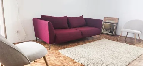 Dnevna soba sa ljubičastom sofom, foteljama i parketom. - image 2