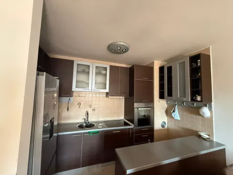 Moderna kuhinja sa tamnim elementima i ugradnim uređajima. - image 4