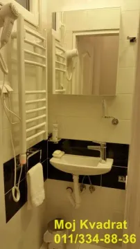 Manje kupatilo sa umivaonikom, ogledalom i radijatorom za peškire. - image 8