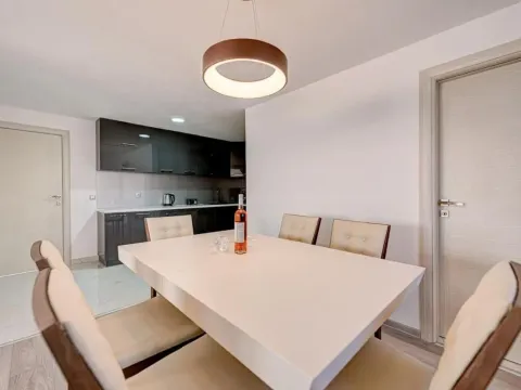 Izdavanje, trosoban stan, 150m², Donja Lastva, Tivat - image 5