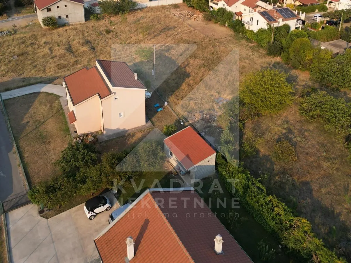 Pogled iz vazduha na kuću sa dvoriijem i okolnim objektima.