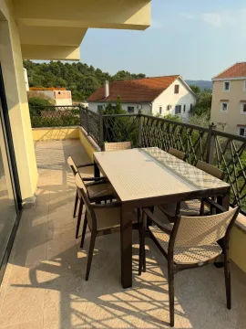 Prostrana terasa sa garniturom za sjedenje i pogledom na okolinu. - image 15