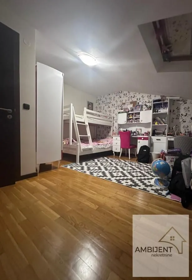 Dečja soba sa krevetom na sprat, radnim stolom i plakarom.