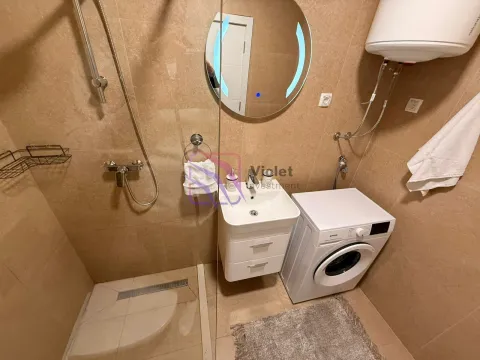 Kupatilo opremljeno tuš kabinom, umivaonikom i veš mašinom. - image 11