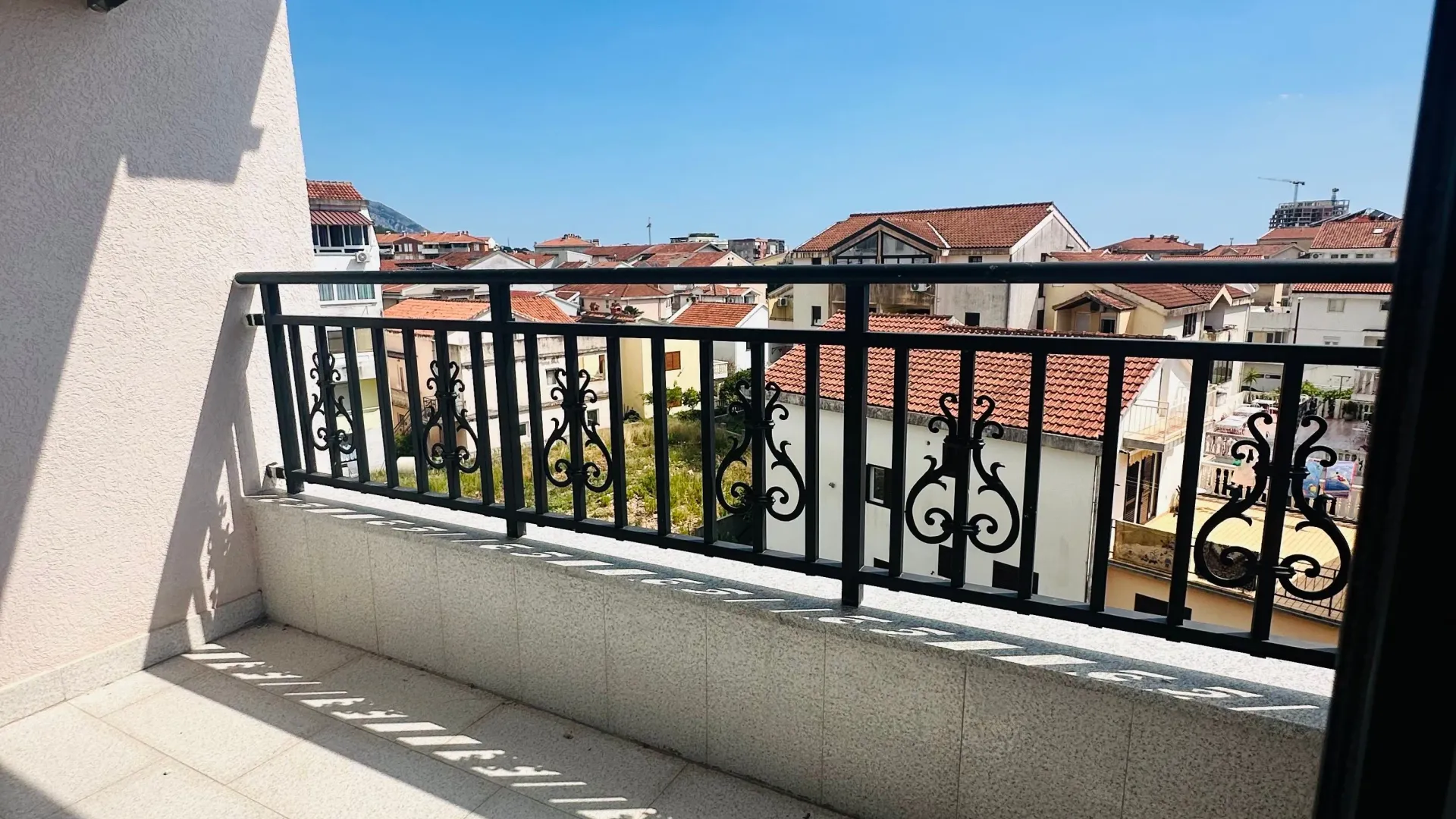 Izdavanje, dvosoban stan, 65m², Rozino, Budva