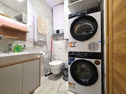 Moderne kupatilo sa umivaonikom, toaletom i veš mašinom. - image 10