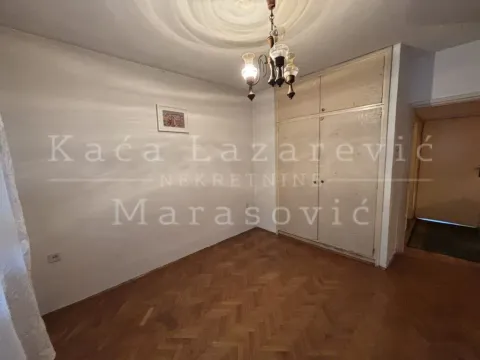 Prazna soba sa ugradnim plakarom i parketom na podu. - image 11