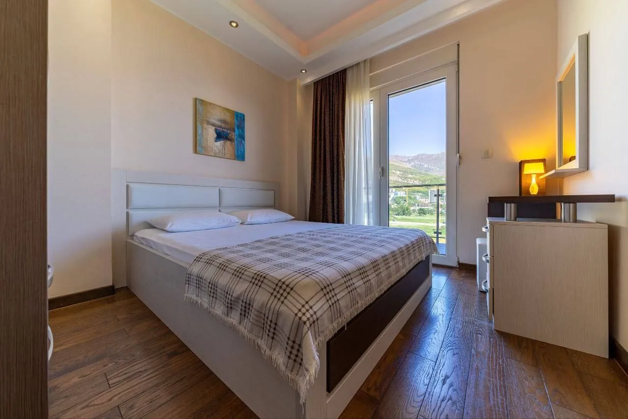 Rent, two bedroom apartment, 70m², Bečići, Budva