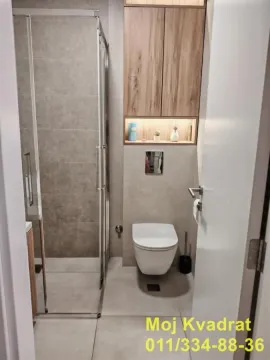 Moderno opremljeno kupatilo sa tuš kabinom i ugradnim elementima. - image 11