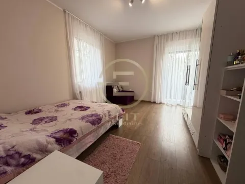 Nameštena spavaća soba sa krevetom i ormarom. - image 31