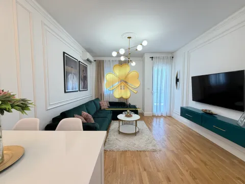 Moderan i svijetao dnevni boravak sa garniturom i TV-om. - image 3