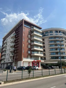 Spoljašnji izgled moderne višespratne stambene zgrade sa marketom u prizemlju. - image 10
