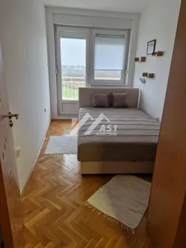 Manja spavaća soba sa bračnim krevetom i izlazom na terasu. - image 8