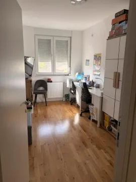 Dečja soba sa radnim stolom, ormanom i parketom na podu. - image 9