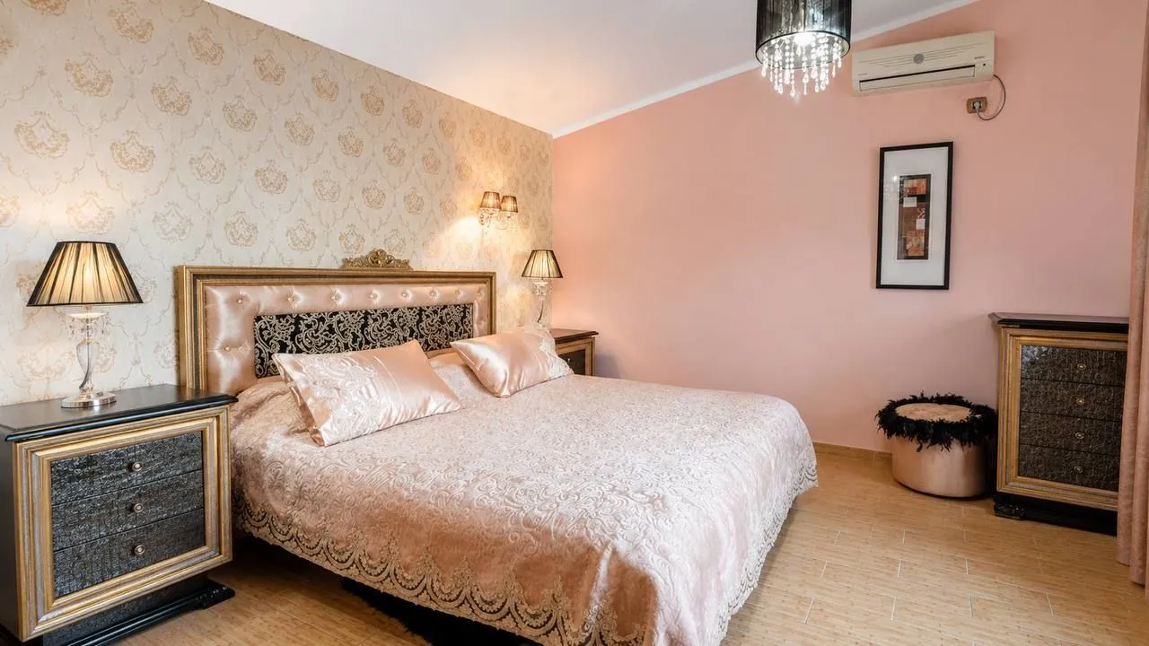 Izdavanje, kuća, 200m², Bečići, Budva