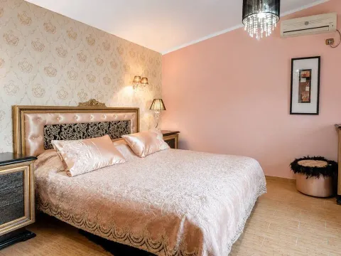 Izdavanje, kuća, 200m², Bečići, Budva - image 5