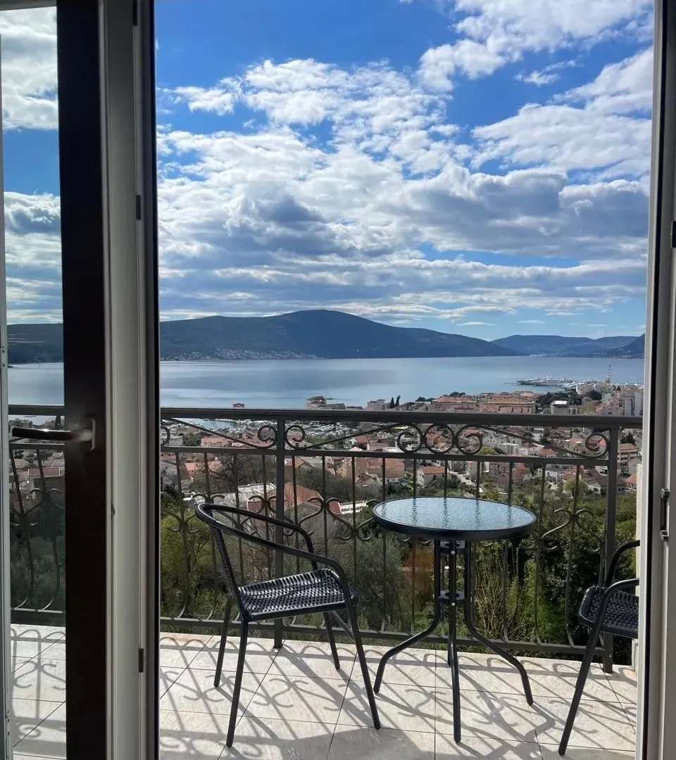 Izdavanje, jednosoban stan, 60m², Tivat, Crna Gora