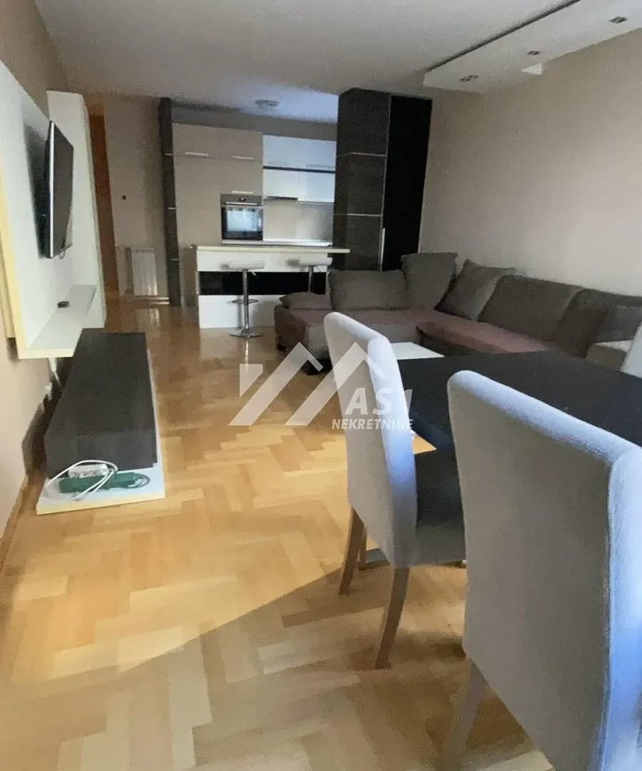 Izdavanje, četvorosoban stan, 100m², Centar, Novi Sad