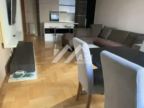 Izdavanje, četvorosoban stan, 100m², Centar, Novi Sad - image 2