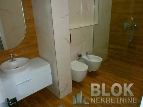 Savremeno opremljeno kupatilo sa umivaonikom, WC šoljom, bideom i tuš kabinom. - image 21