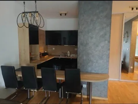 Moderna kuhinja sa šankom i trpezarijskim stolom. - image 3