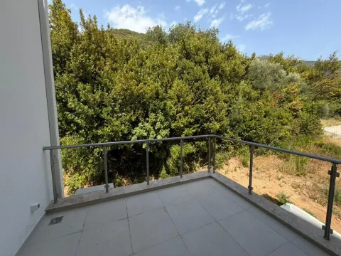 Manji popločani balkon sa metalnom ogradom i pogledom na zelenilo. - image 4