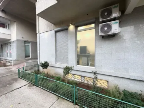 Izdavanje, poslovni prostor, 56m², Blok 9, Podgorica - image 12