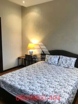 Nameštena spavaća soba sa bračnim krevetom i noćnim stočićem. - image 13
