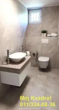 Moderno opremljeno kupatilo sa umivaonikom i toaletom u sivoj keramici. - image 7