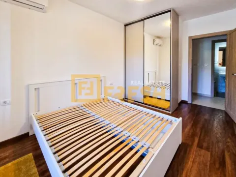 Spavaća soba sa bračnim krevetom i velikim ormarom sa ogledalom. - image 11