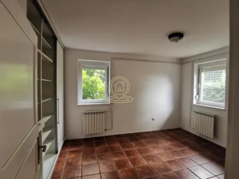 Empty room with tiled flooring, a built-in wardrobe, and two windows. - image 7