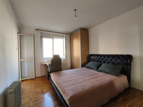 Spavaća soba sa bračnim krevetom, radnim stolom i ormarom. - image 5
