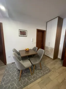 Trpezarija sa stolom, četiri stolice i ugradnim garderoberom. - image 9