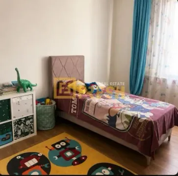 Dječja spavaća soba sa krevetom, policom za igračke i tepihom. - image 6