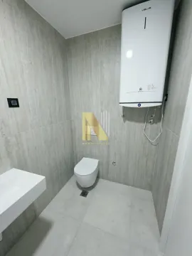 Manje kupatilo sa WC šoljom, umivaonikom i bojlerom na zidu. - image 14