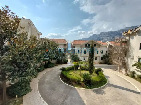 Pogled na dvorište i zgrade stambenog kompleksa sa zelenilom. - image 34