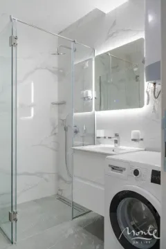 Moderno opremljeno kupatilo sa tuš kabinom, umivaonikom i veš mašinom. - image 6