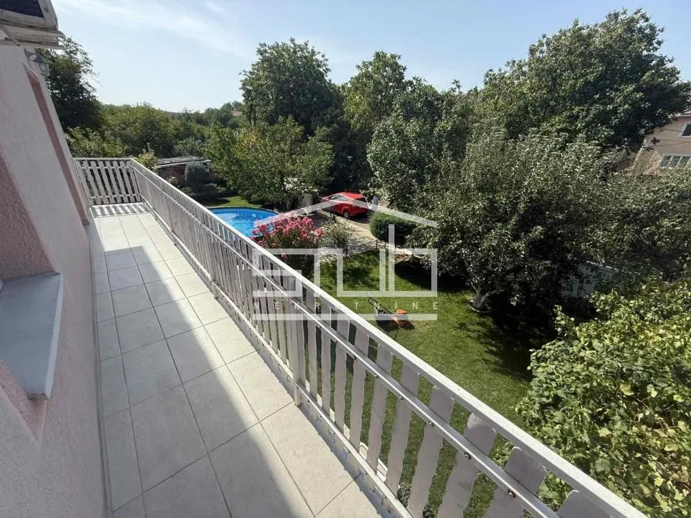 Balkon sa pogledom na dvorište i bazen.