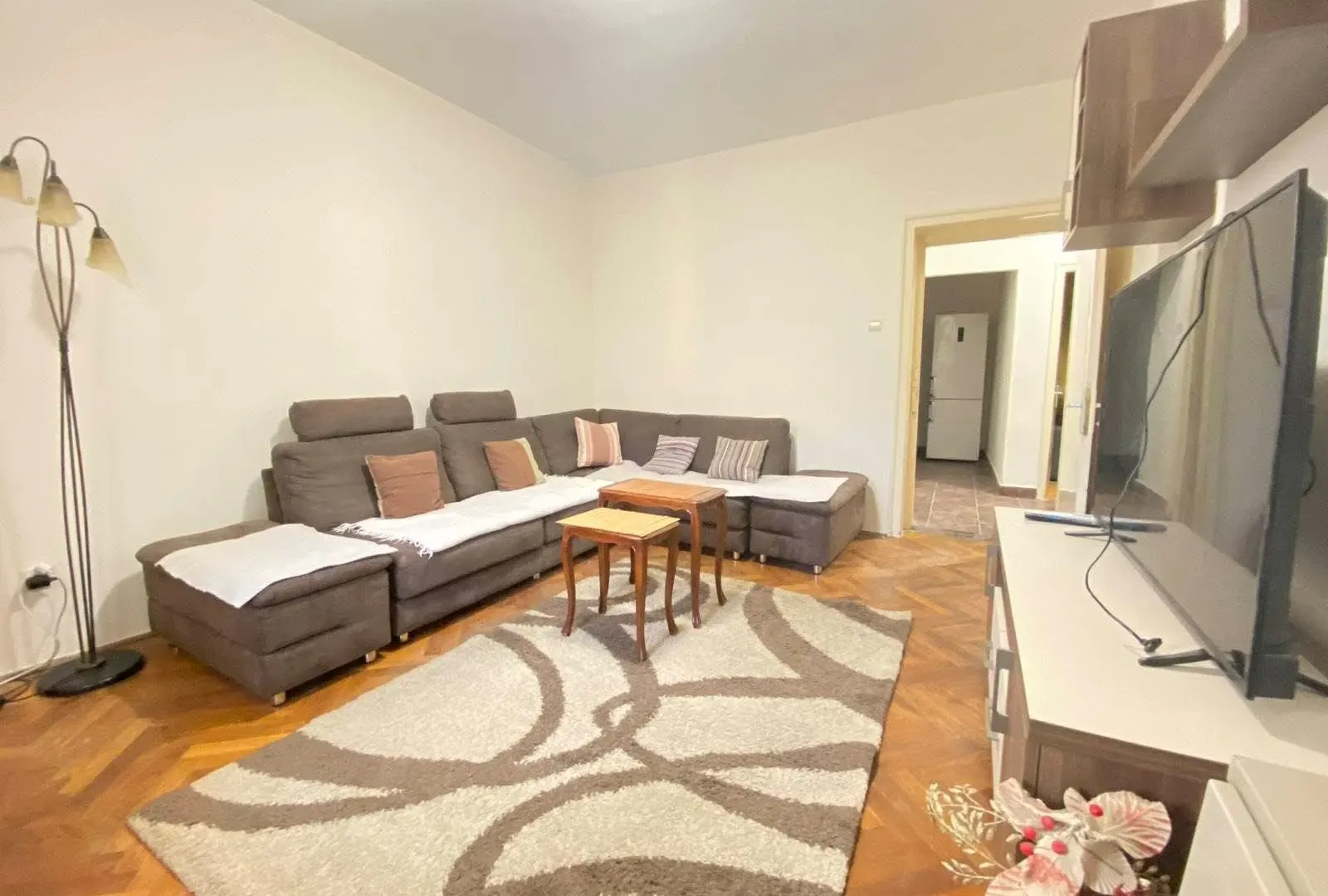 Izdavanje, dvosoban stan, 75m², Centar, Podgorica