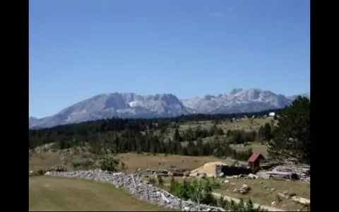 Pogled na planinske vrhove i prostrano zemljište u prirodnom okruženju. - image 8