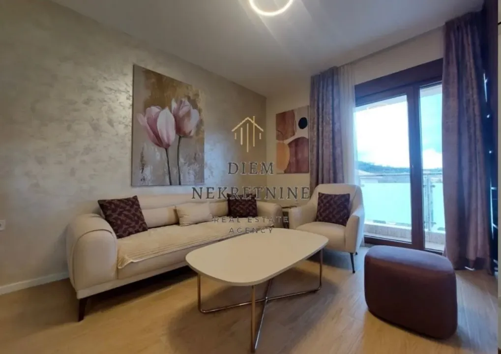 Izdavanje, trosoban stan, 86m², Radanovići, Kotor