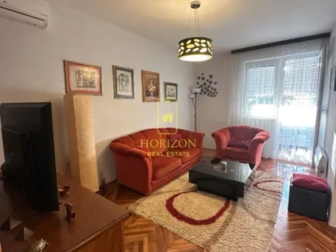 Izdavanje, dvosoban stan, 60m², Blok 6, Podgorica