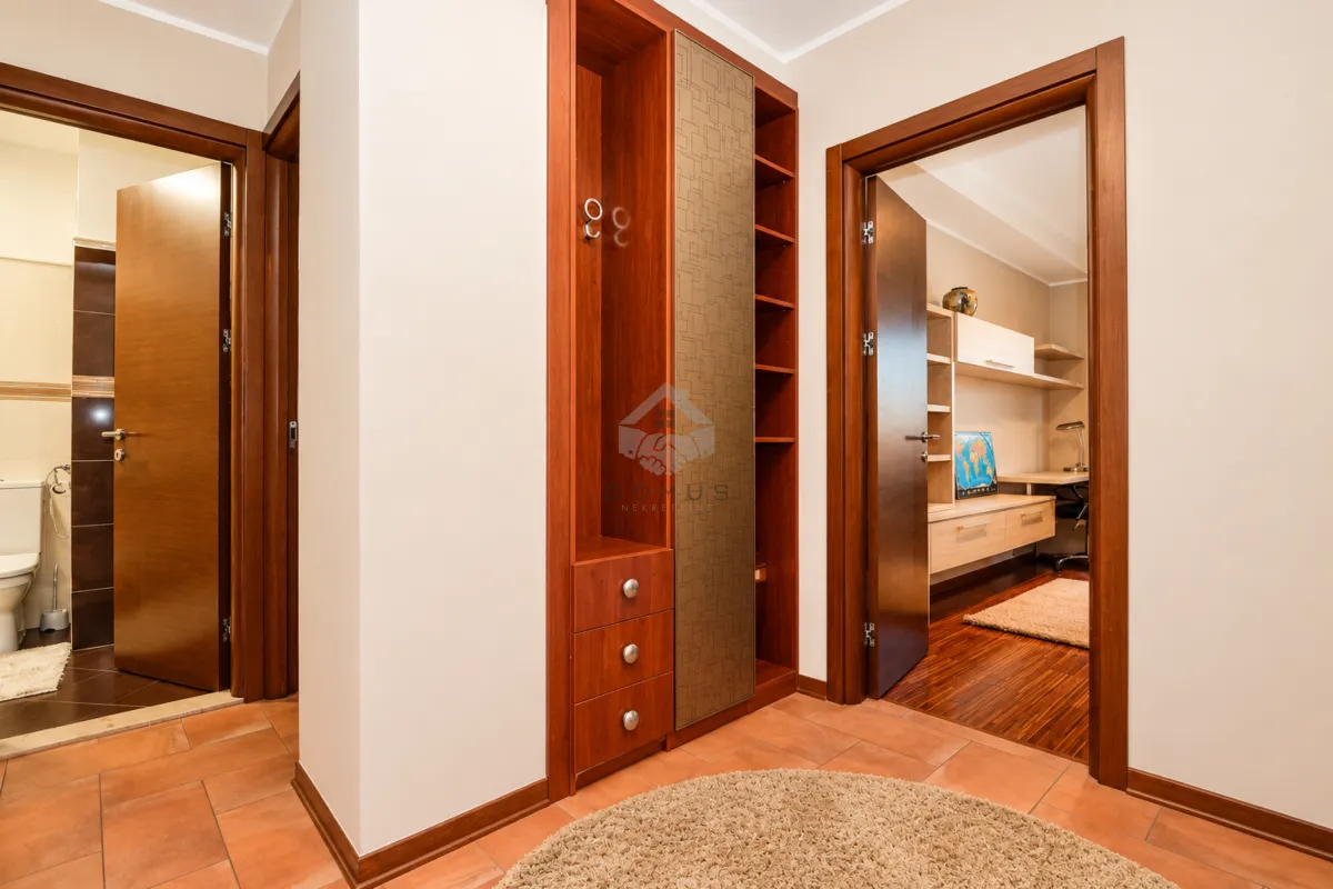 Izdavanje, dvosoban stan, 70m², Gorica C, Podgorica