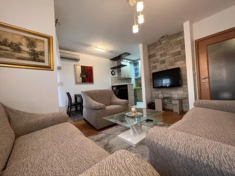 Dnevna soba sa garniturom i trpezarijom u pozadini. - image 2