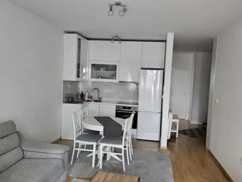 Izdavanje, trosoban stan, 55m², Zemun Cara Dušana, Zemun Sve Podlokacije - image 1